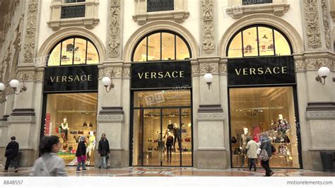 versace vicino a abercrombie & fitch milano|versace shops near me.